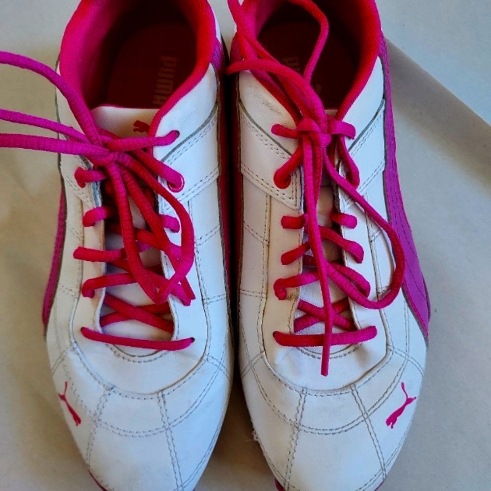 EUC PUMAS REPOSHING. Hot pink and white 💗 comfy & cute.